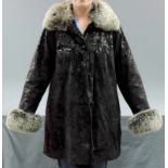 Ledermantel mit Pelzbesatz. Gr.44. Leather coat with fur trim. Size 44.