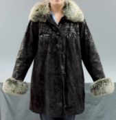 Ledermantel mit Pelzbesatz. Gr.44. Leather coat with fur trim. Size 44.