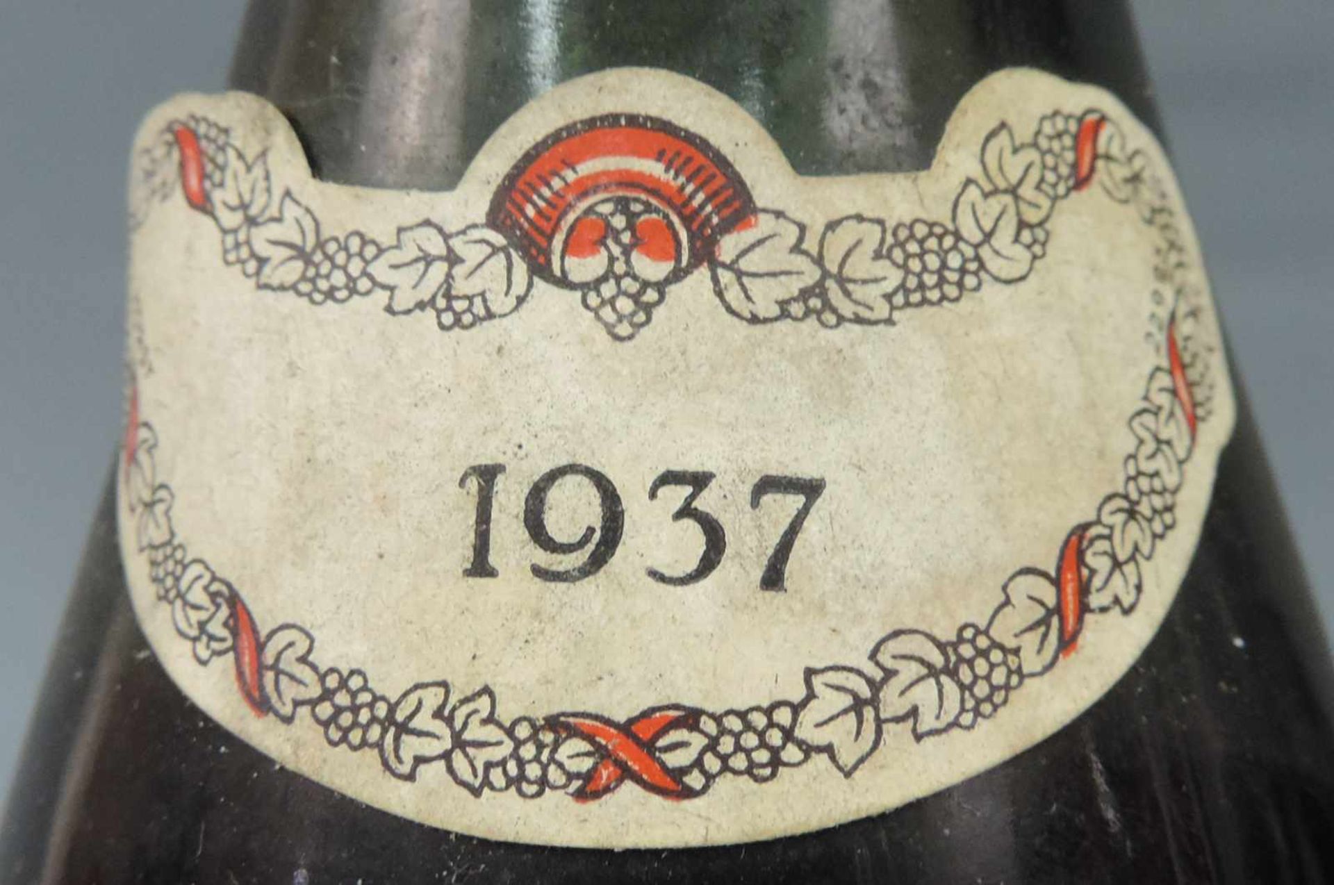 1937 Vosne Romanée AC Bouchard Ainé Fils. Beaune (Cote d'Or). 3 ganze Flaschen. Rotwein. Frankreich. - Image 3 of 6