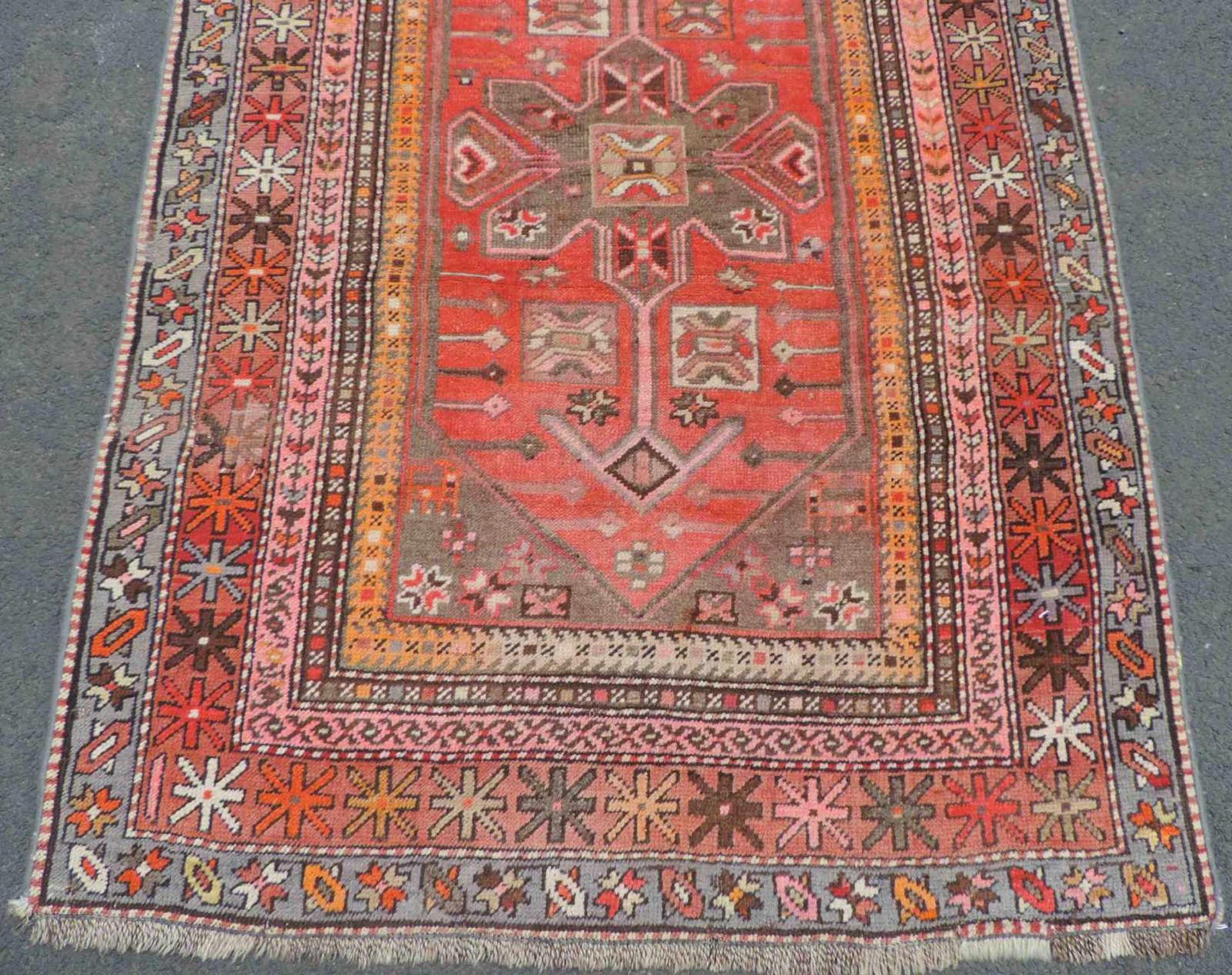 Karabagh Kaukasus Dorfteppich, alt, datiert 1349 (1921). 275 cm x 105 cm. Handgeknüpft. Wolle auf - Bild 2 aus 6
