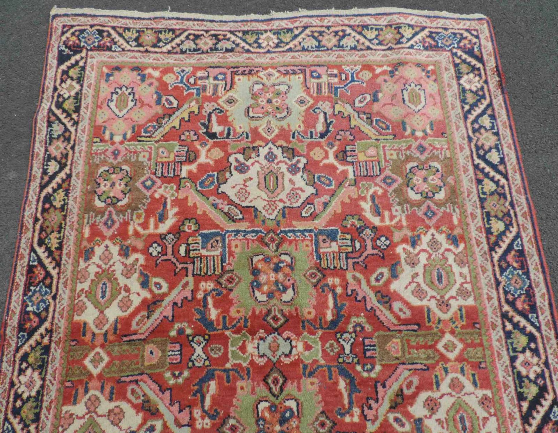Mahal Teppich. Iran, alt, um 1930. 199 cm x 136 cm. Handgeknüpft. Wolle auf Baumwolle. Mahal rug. - Bild 3 aus 5