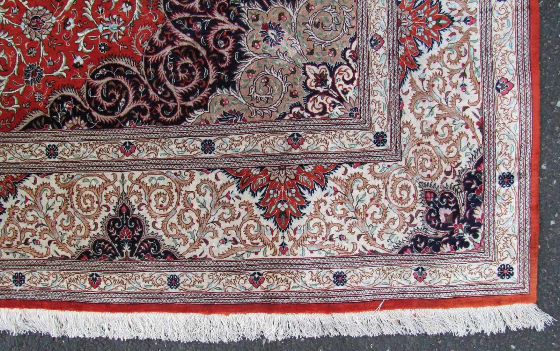 Ghom, Seide auf Seide, Iran. Signiert. Selten feine Knüpfung. 302 cm x 197. Handgeknüpft in Persien. - Bild 5 aus 10