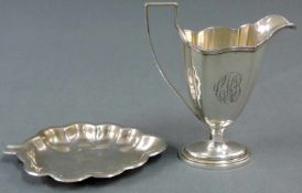 Milchkännchen und Blattschale. Silber, Sterling. 245,7 Gramm. 12,3 cm hoch das Kännchen. Milk jug