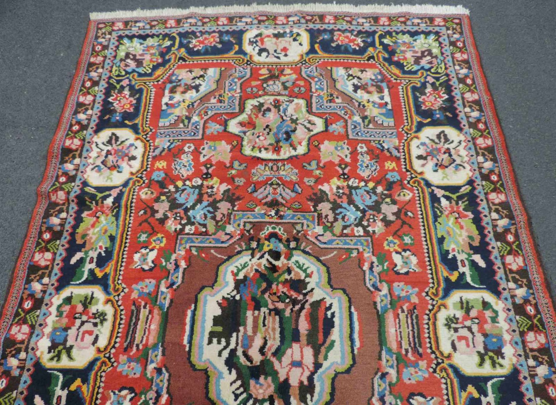 Bachtiar Dorfteppich. Iran, alt um 1940. 255 cm x 152 cm. Handgeknüpft. Wolle auf Baumwolle. - Bild 3 aus 4