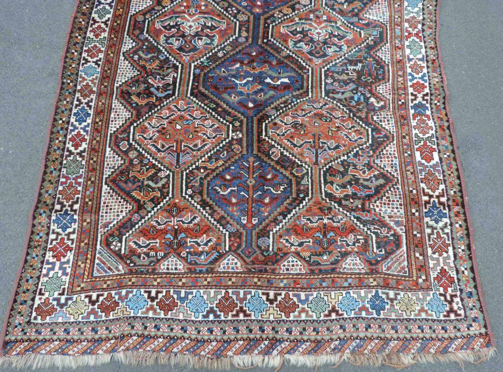 Khamseh Stammesteppich. Iran. Antik, um 1900. 199 cm x 152 cm. Handgeknüpft. Wolle auf Wolle. - Bild 2 aus 5