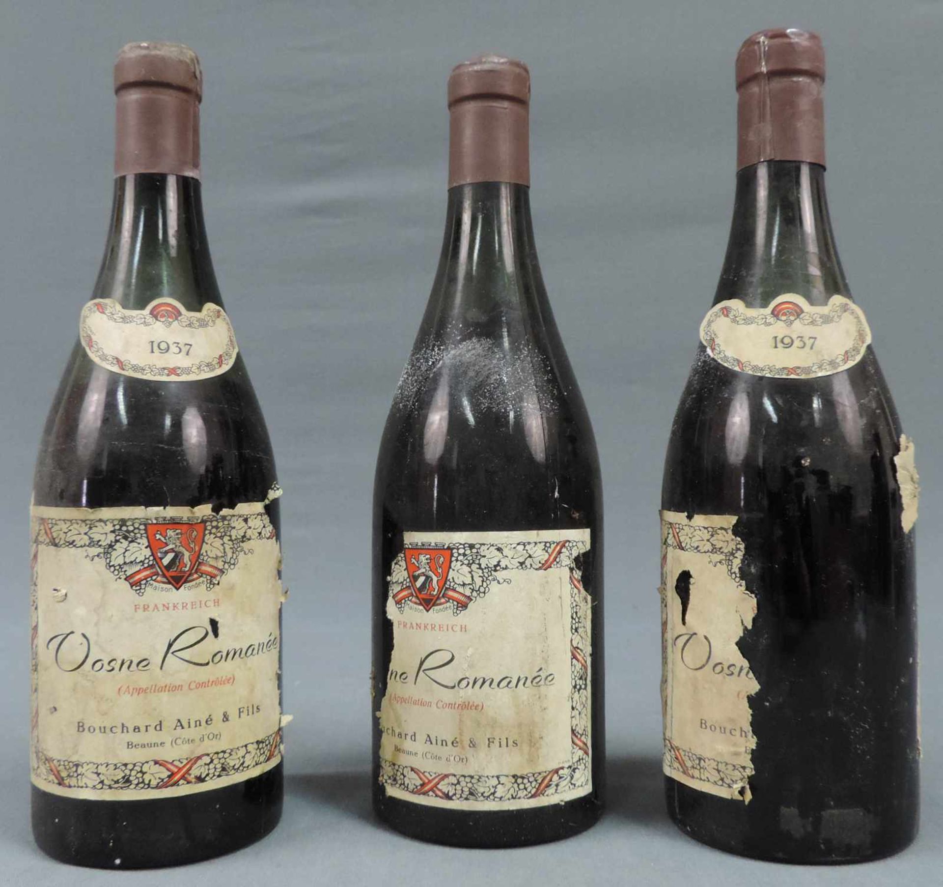 1937 Vosne Romanée AC Bouchard Ainé Fils. Beaune (Cote d'Or). 3 ganze Flaschen. Rotwein. Frankreich.