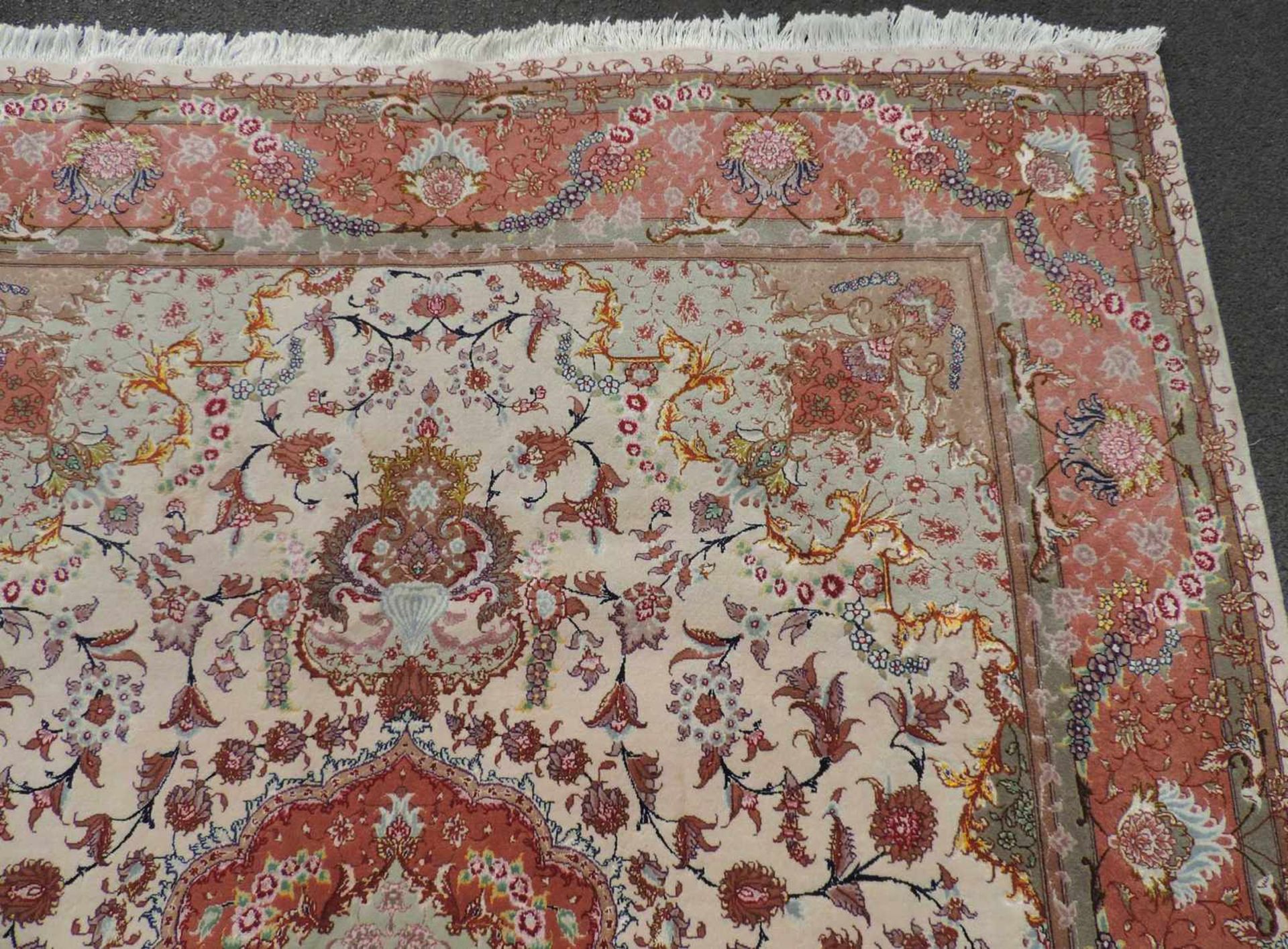 Täbris, Meisterteppich. Korkwolle mit Seide. Sehr fein. Iran. 260 cm x 202 cm. Handgeknüpft. - Bild 5 aus 8