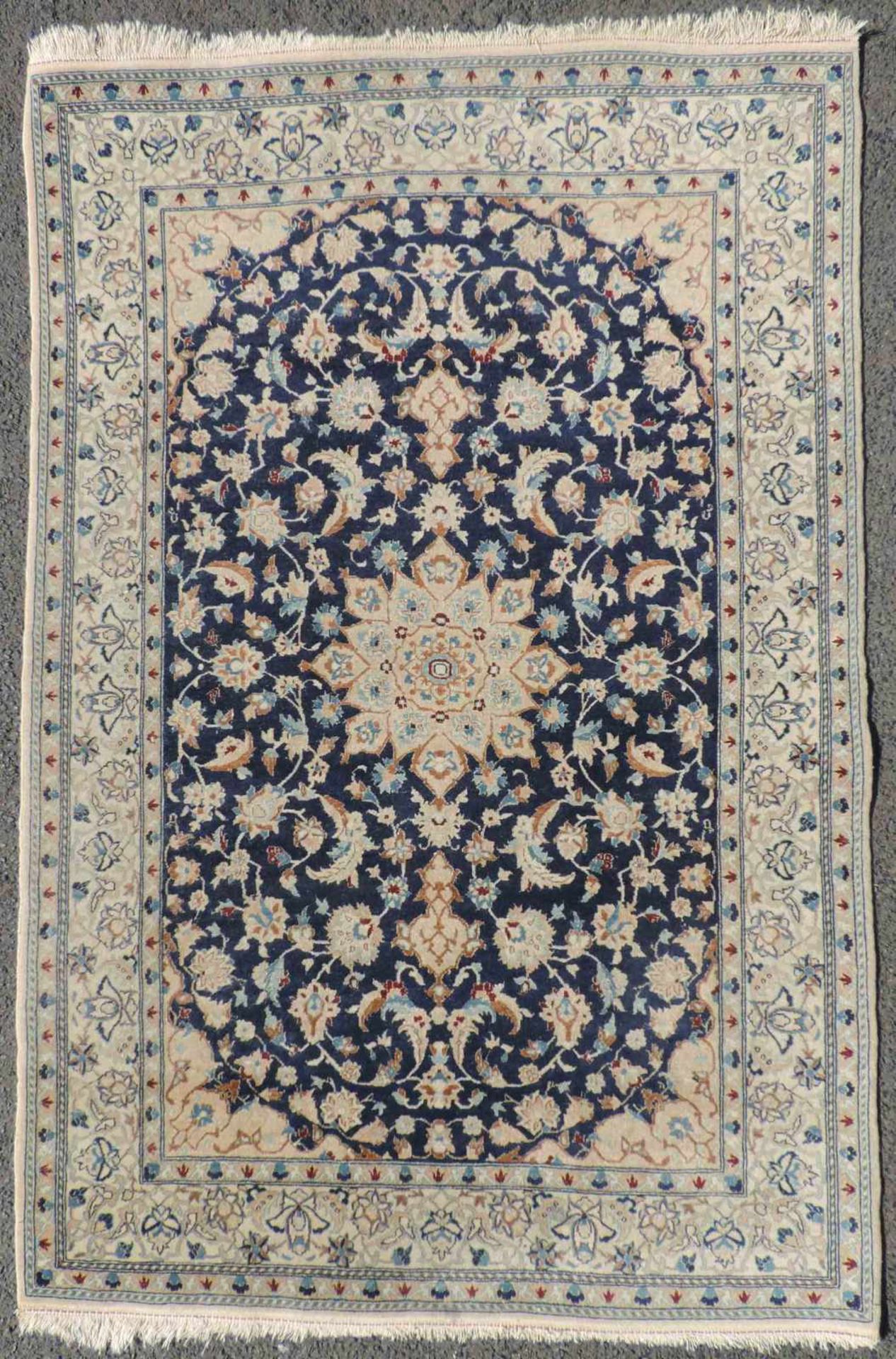 Nain Manufakturteppich. Iran. Selten feine Knüpfung. 118 cm x 97 cm. Handgeknüpft. Korkwolle auf