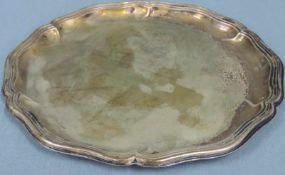 Tablett. 830 Silber, Halbmond und Krone. 346 Gramm. Durchmesser circa 27,5 cm. Tray. 830 silver. 346