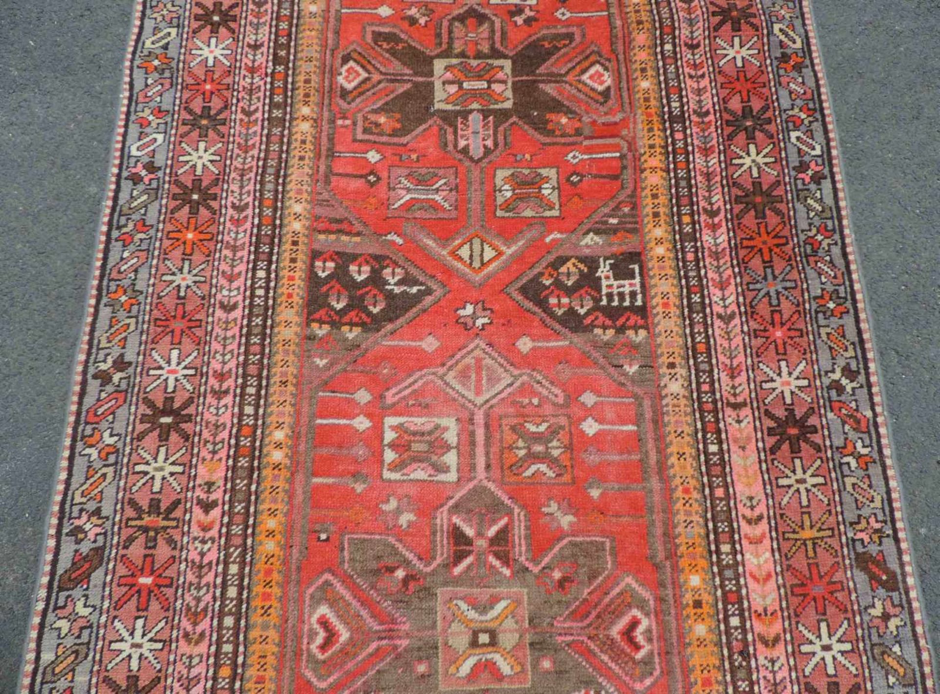 Karabagh Kaukasus Dorfteppich, alt, datiert 1349 (1921). 275 cm x 105 cm. Handgeknüpft. Wolle auf - Bild 3 aus 6