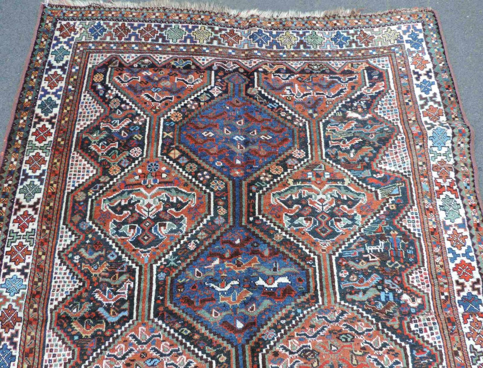 Khamseh Stammesteppich. Iran. Antik, um 1900. 199 cm x 152 cm. Handgeknüpft. Wolle auf Wolle. - Bild 3 aus 5