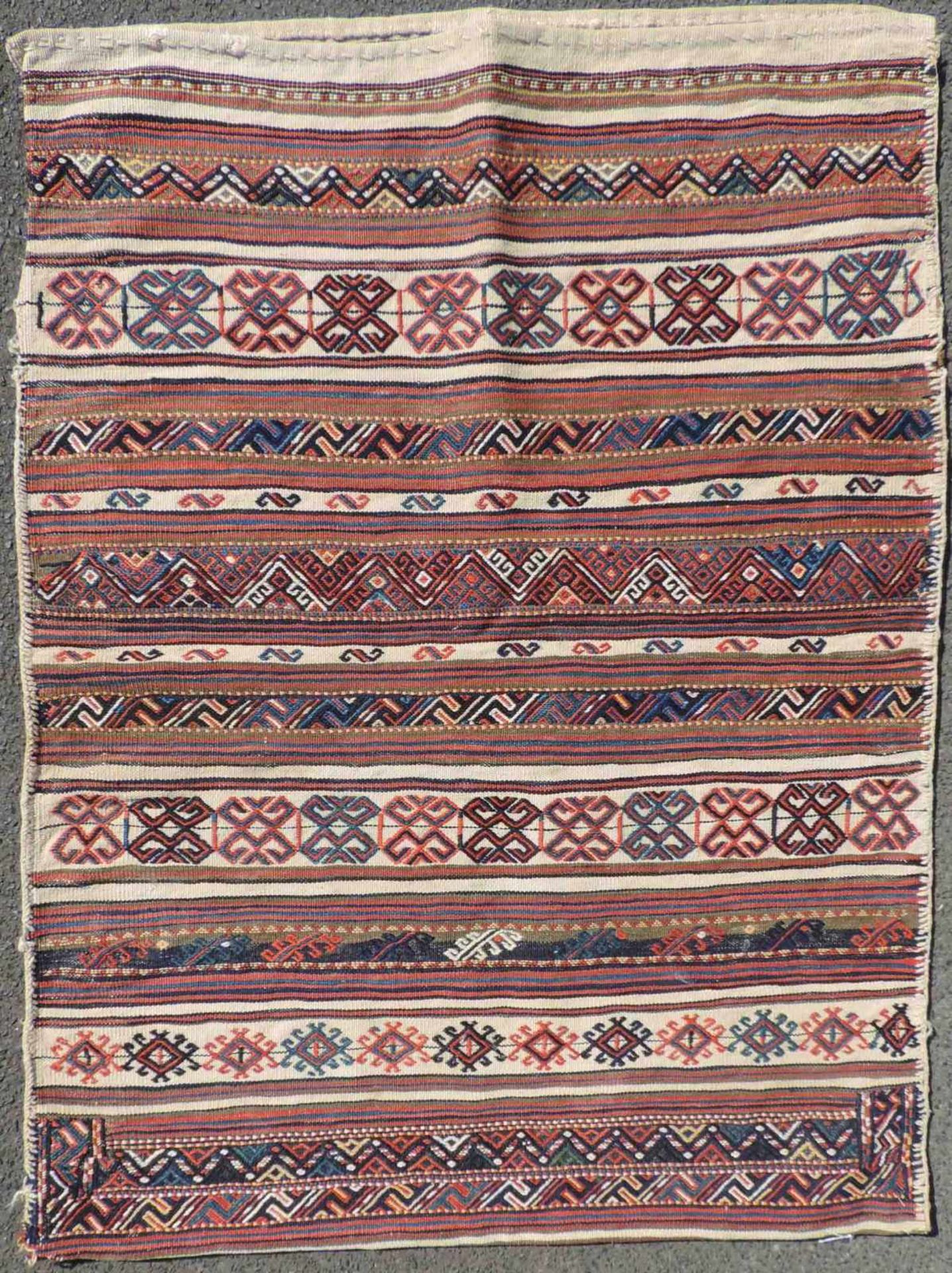 Schasavan Sack. Iran, antik, um 1900. 107 cm x 82 cm. Handgewebt. Wolle auf Wolle. Mustereinträge in