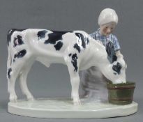 Otto PILZ (1876 - 1934). Mädchen mit Kalb. Meissen, blaue Schwertermarke. 26 cm lang. Auf dem Sockel