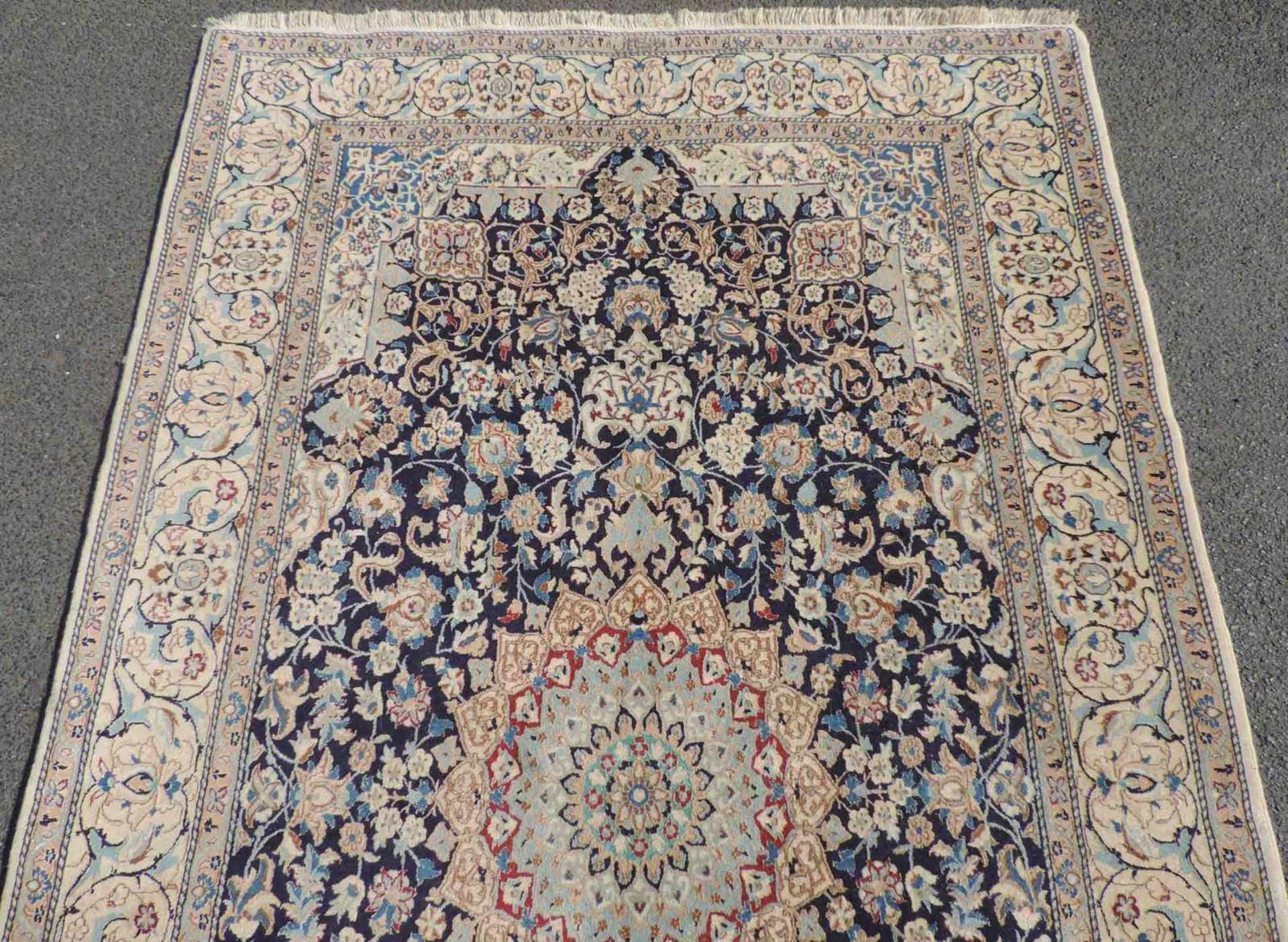 Nain Meisterteppich signiert "Habibian". Iran. Selten feine Knüpfung. 203 cm x 126 cm. Handgeknüpft. - Bild 3 aus 7