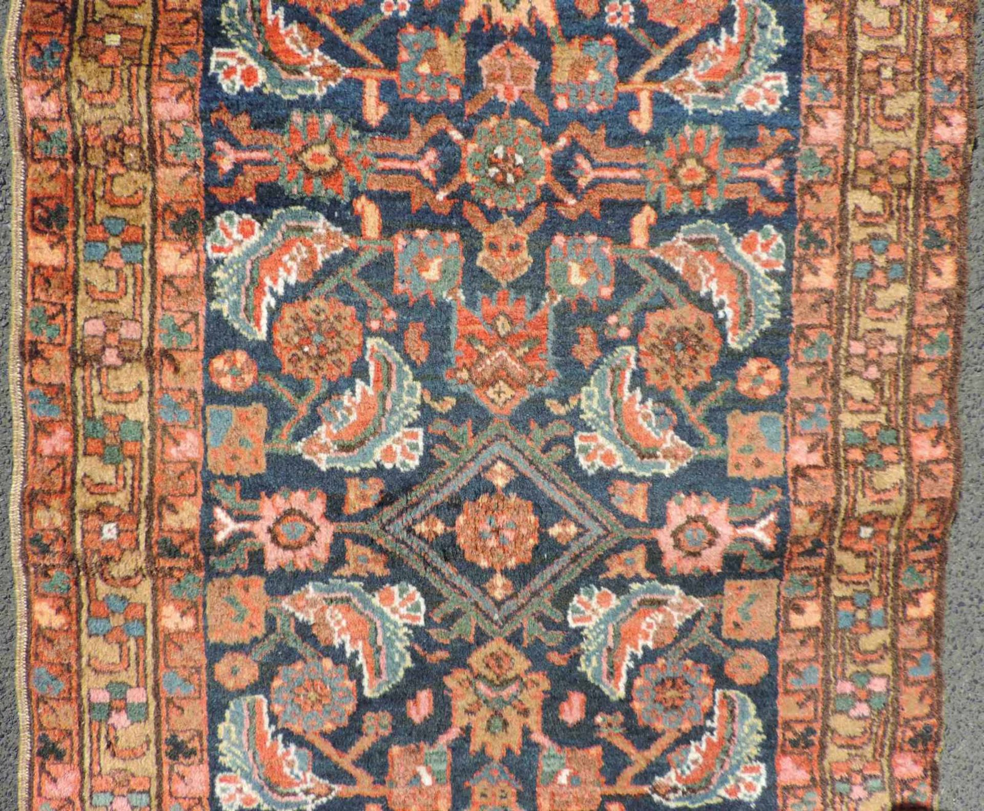 Heris Galerie. Dorfteppich. Iran. Alt, um 1920. 346 cm x 87 cm. Handgeknüpft. Wolle auf Baumwolle. - Bild 4 aus 7
