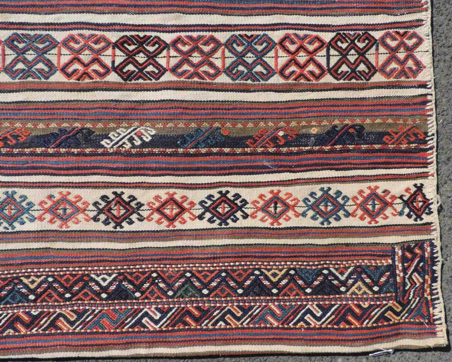 Schasavan Sack. Iran, antik, um 1900. 107 cm x 82 cm. Handgewebt. Wolle auf Wolle. Mustereinträge in - Bild 2 aus 3