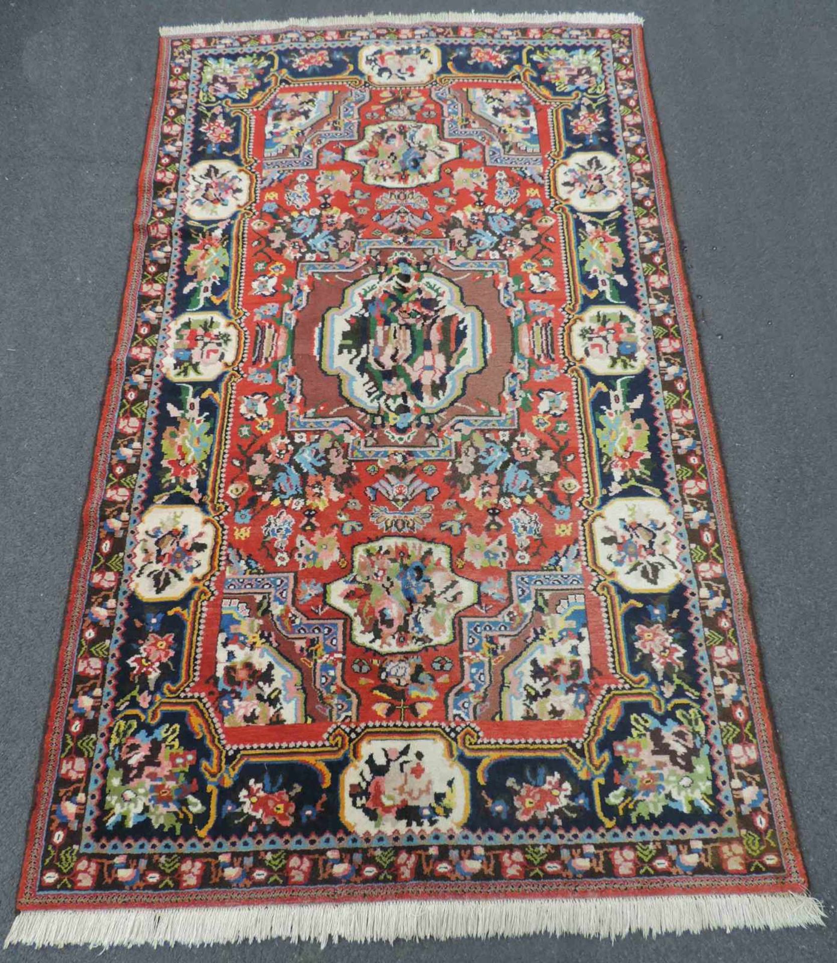 Bachtiar Dorfteppich. Iran, alt um 1940. 255 cm x 152 cm. Handgeknüpft. Wolle auf Baumwolle.