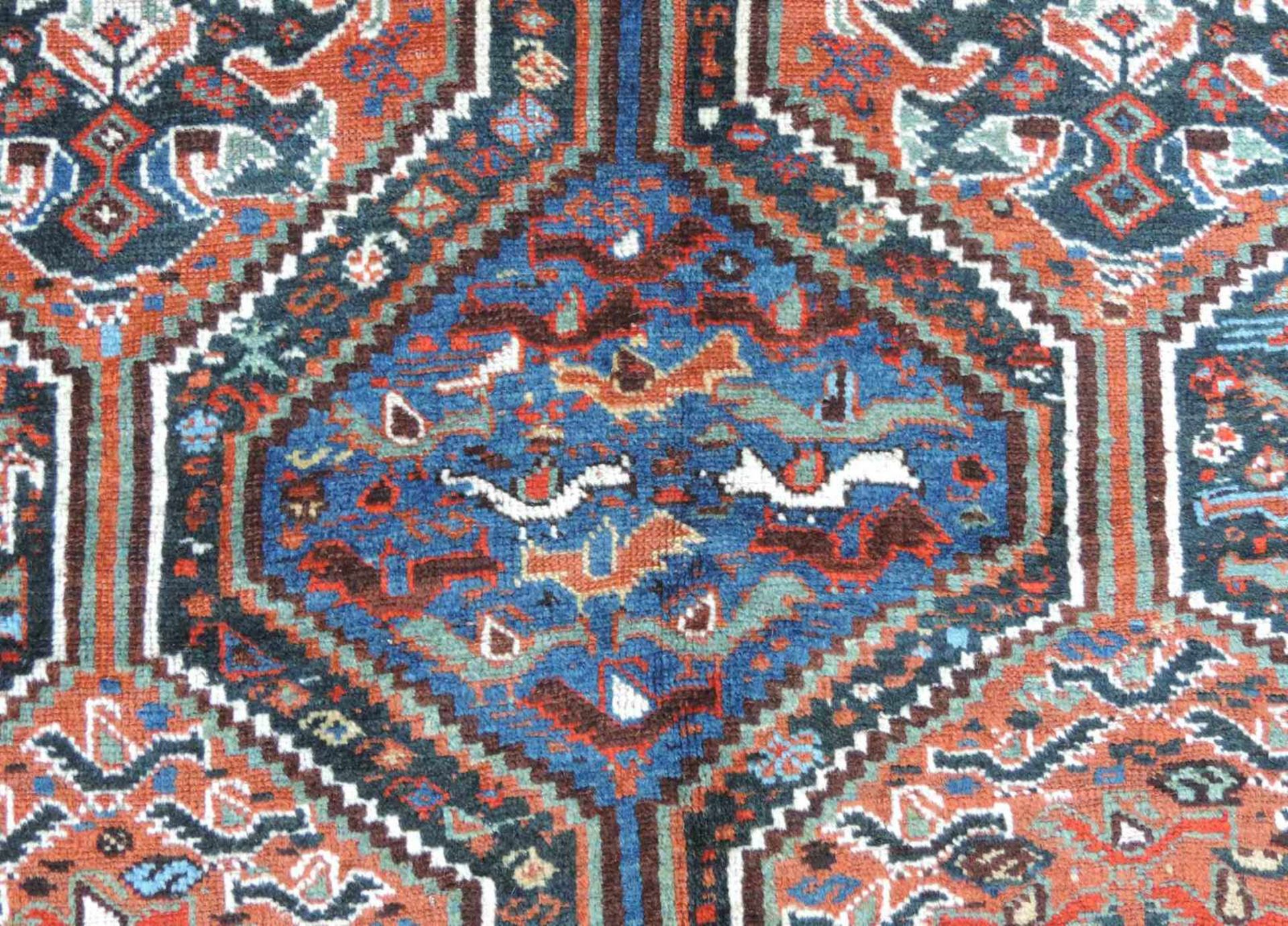 Khamseh Stammesteppich. Iran. Antik, um 1900. 199 cm x 152 cm. Handgeknüpft. Wolle auf Wolle. - Bild 4 aus 5