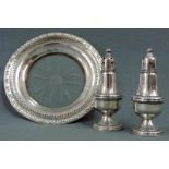 2 Salz- und Pfefferstreuer, Sterling Silber, mit Unterteller mit facettiertem Glaseinsatz. 363,4