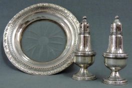 2 Salz- und Pfefferstreuer, Sterling Silber, mit Unterteller mit facettiertem Glaseinsatz. 363,4