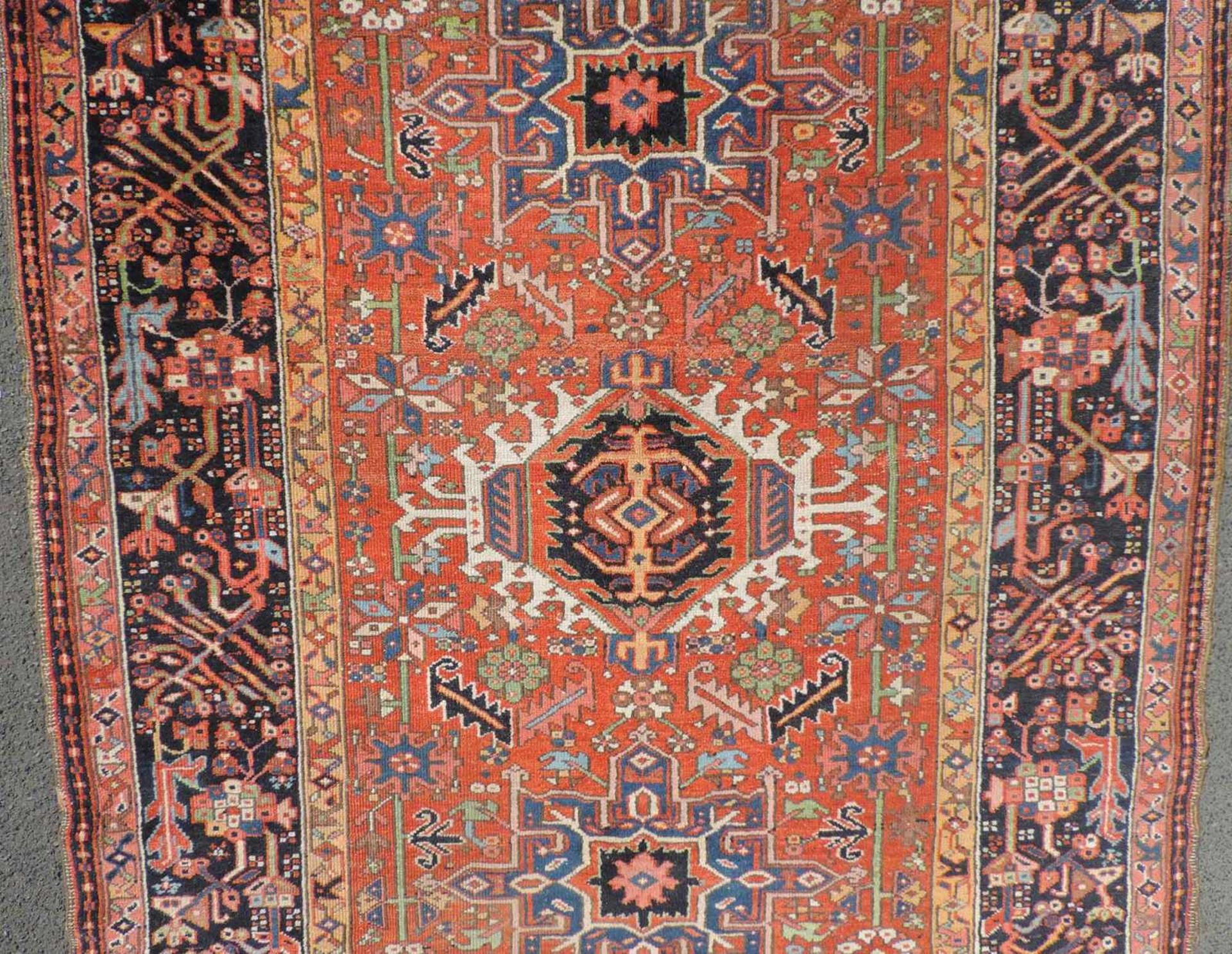 Karadja Dorfteppich. Iran. Alt, um 1930. 185 cm x 141 cm. Handgeknüpft in Nordwestpersien. Wolle auf - Bild 3 aus 5