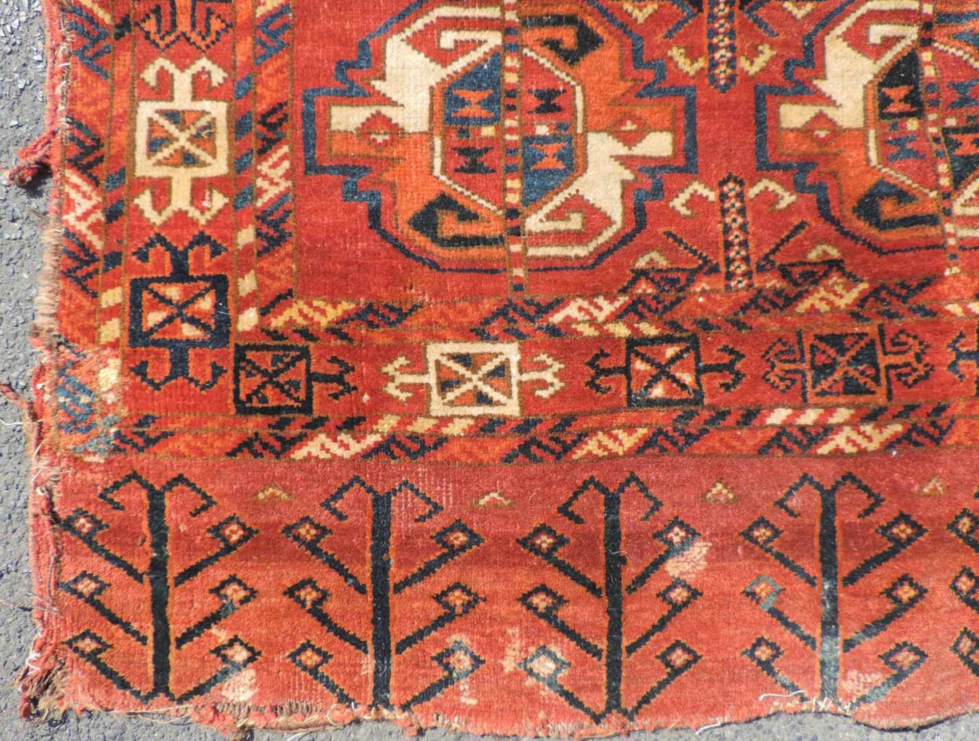 Ersari Behang Stammesteppich. Turkmenistan. Antik, Mitte 19. Jahrhundert. 102 cm x 125 cm. - Bild 2 aus 8