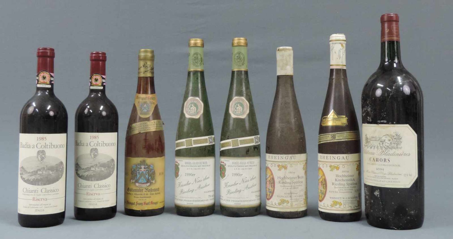 Konvolut Wein. 5 ganze Flaschen Weißwein. 2 ganze Flaschen und eine Magnum Rotwein. 1993