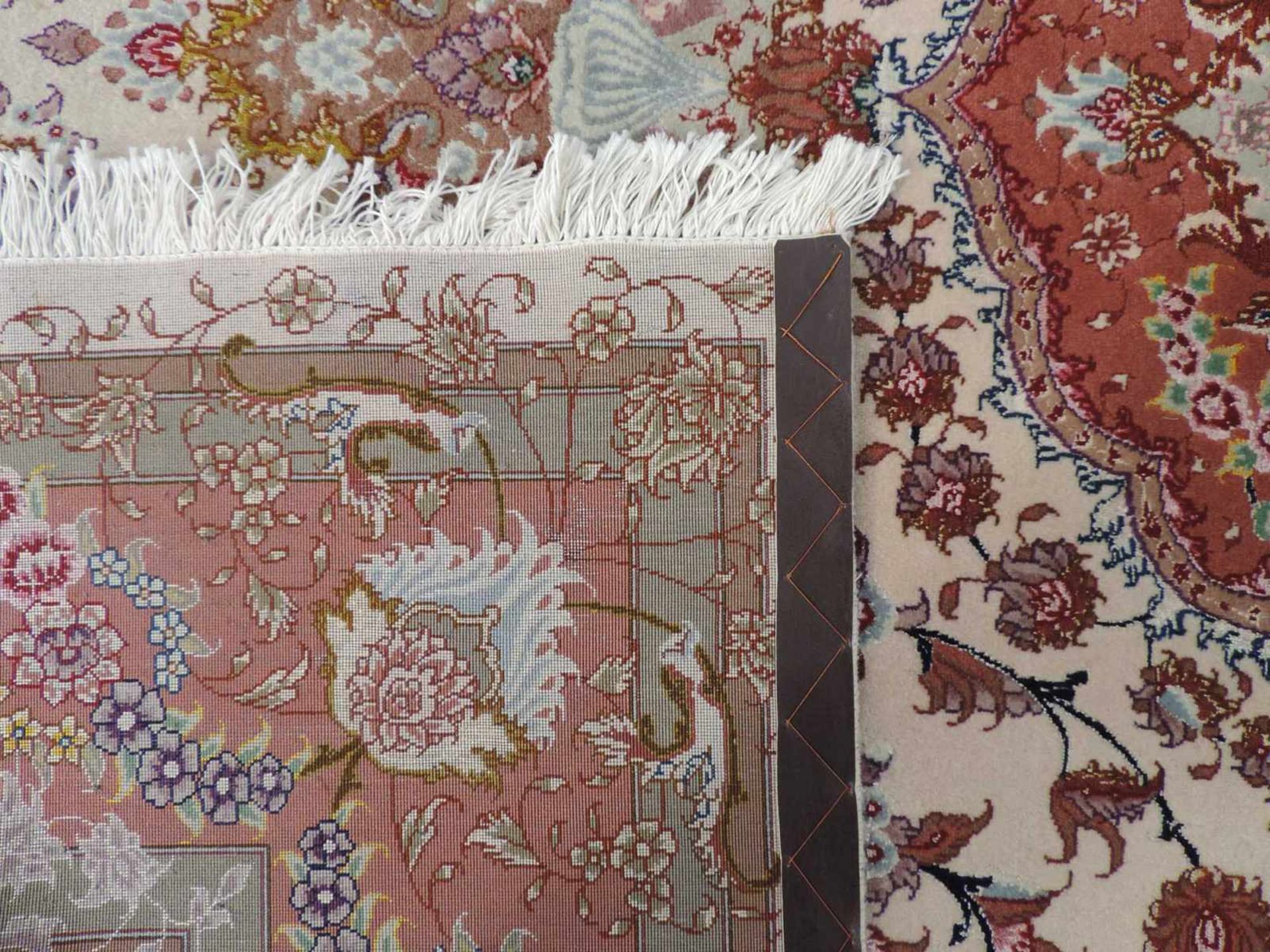Täbris, Meisterteppich. Korkwolle mit Seide. Sehr fein. Iran. 260 cm x 202 cm. Handgeknüpft. - Bild 8 aus 8