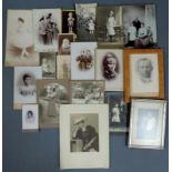 Familienfotos. Originale Abzüge, teils 19. Jahrhundert. Ein Silberrahmen? Family photos. Original