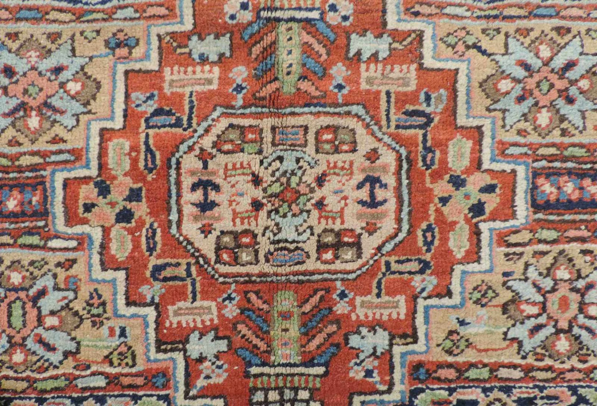 Heris Dorfteppich. Iran. Antik, um 1910. 175 cm x 133 cm. Handgeknüpft. Wolle auf Baumwolle. Wohl - Bild 4 aus 5