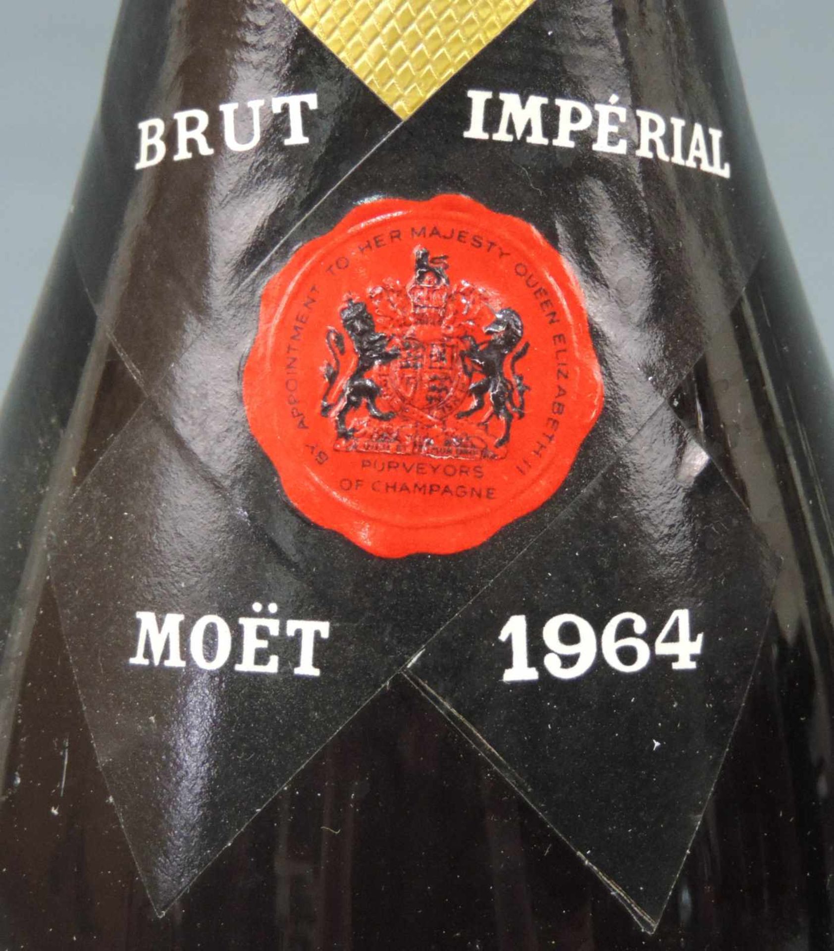 1964 Moet & Chandon Champagne Brut Imperial. Eine ganze Flasche Campangner Frankreich weiß. - Image 3 of 6