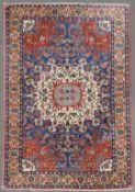 Tafresch Dorfteppich, Iran, alt, um 1925. 204 cm x 137 cm. Handgeknüpft. Wolle auf Baumwolle. Wohl