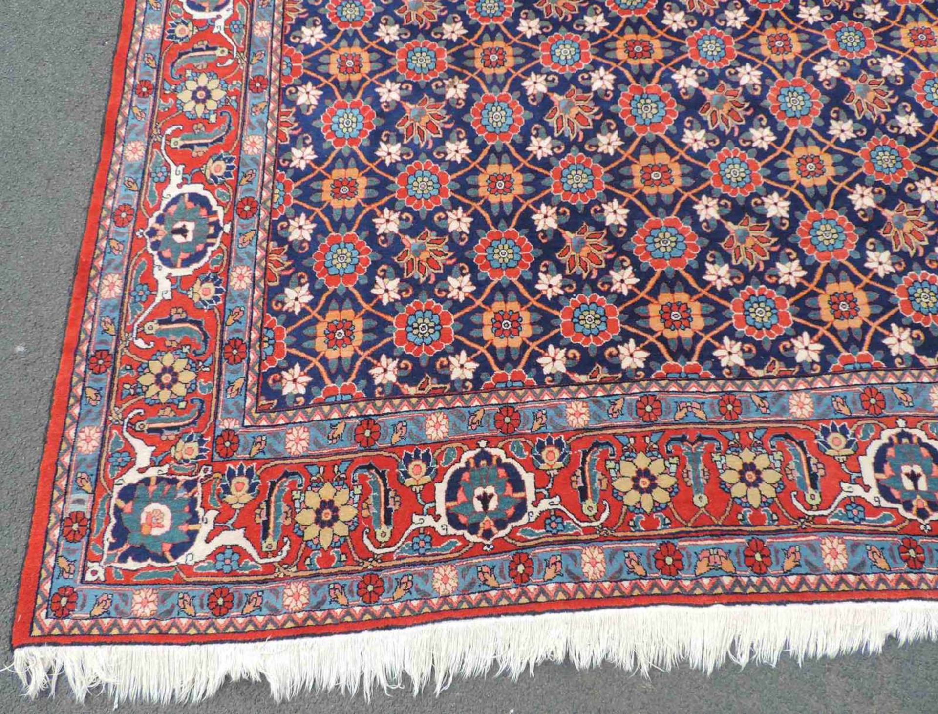 Weramin Manfakturteppich. Iran, alt, um 1940. 308 cm x 210 cm. Handgeknüpft. Wolle auf Baumwolle. - Bild 2 aus 7
