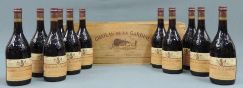 1983 Château de la Gardine. 12 ganze Flaschen 750 ml. In Original Holzkiste. Von G. Brundel et Fils.