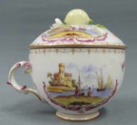 Deckeltasse, Wien, Bienenkorbmarke, Hafenszenen. Alt. Circa 10,6 cm hoch. U.A. Bestoßen,