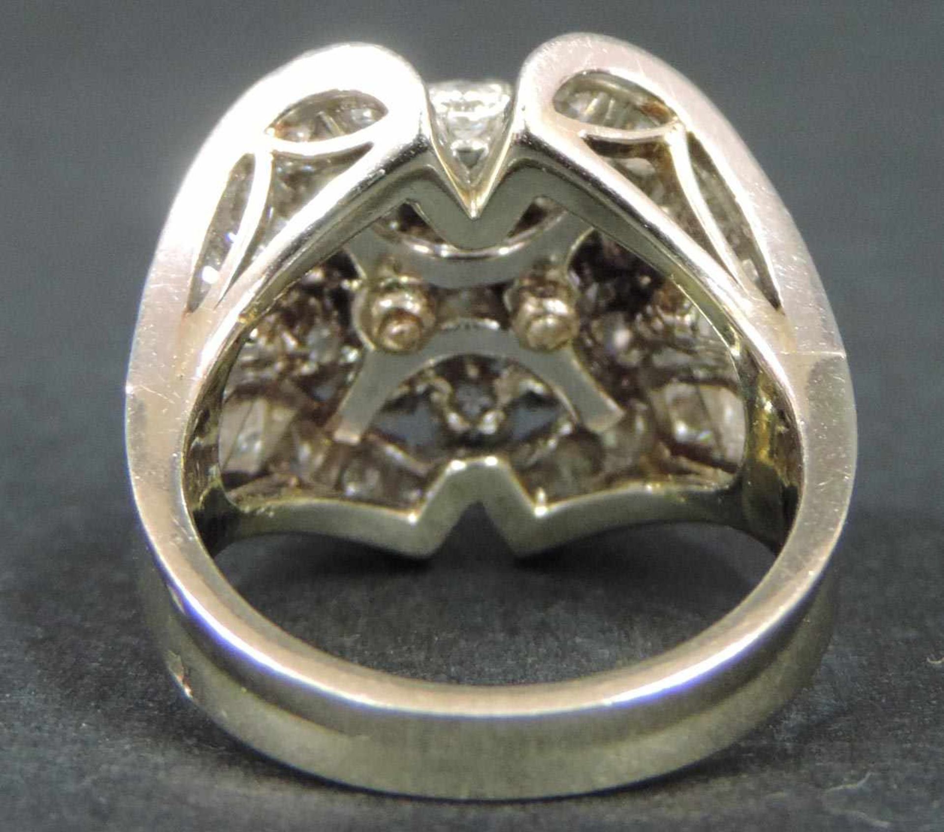 Ring in Weissgold 750, gestempelt mit 45 Brillanten in Chatons und Vollverschnitt gefasst. Laut - Bild 3 aus 6