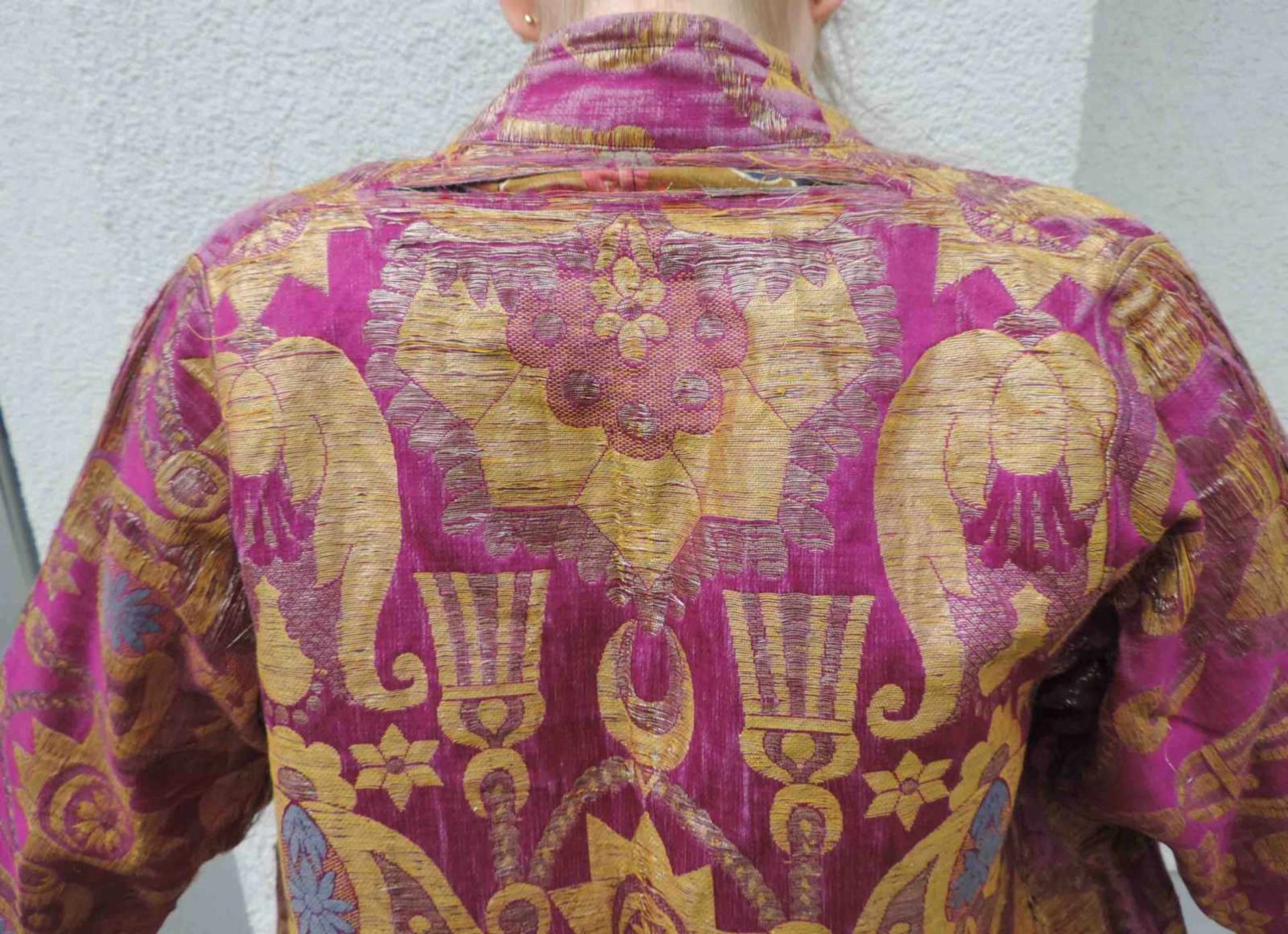 Höfische osmanische Jacke. Türkei. 17. / 18. Jahrhundert. 87 cm lang. Handgewebte Seide mit - Bild 3 aus 9