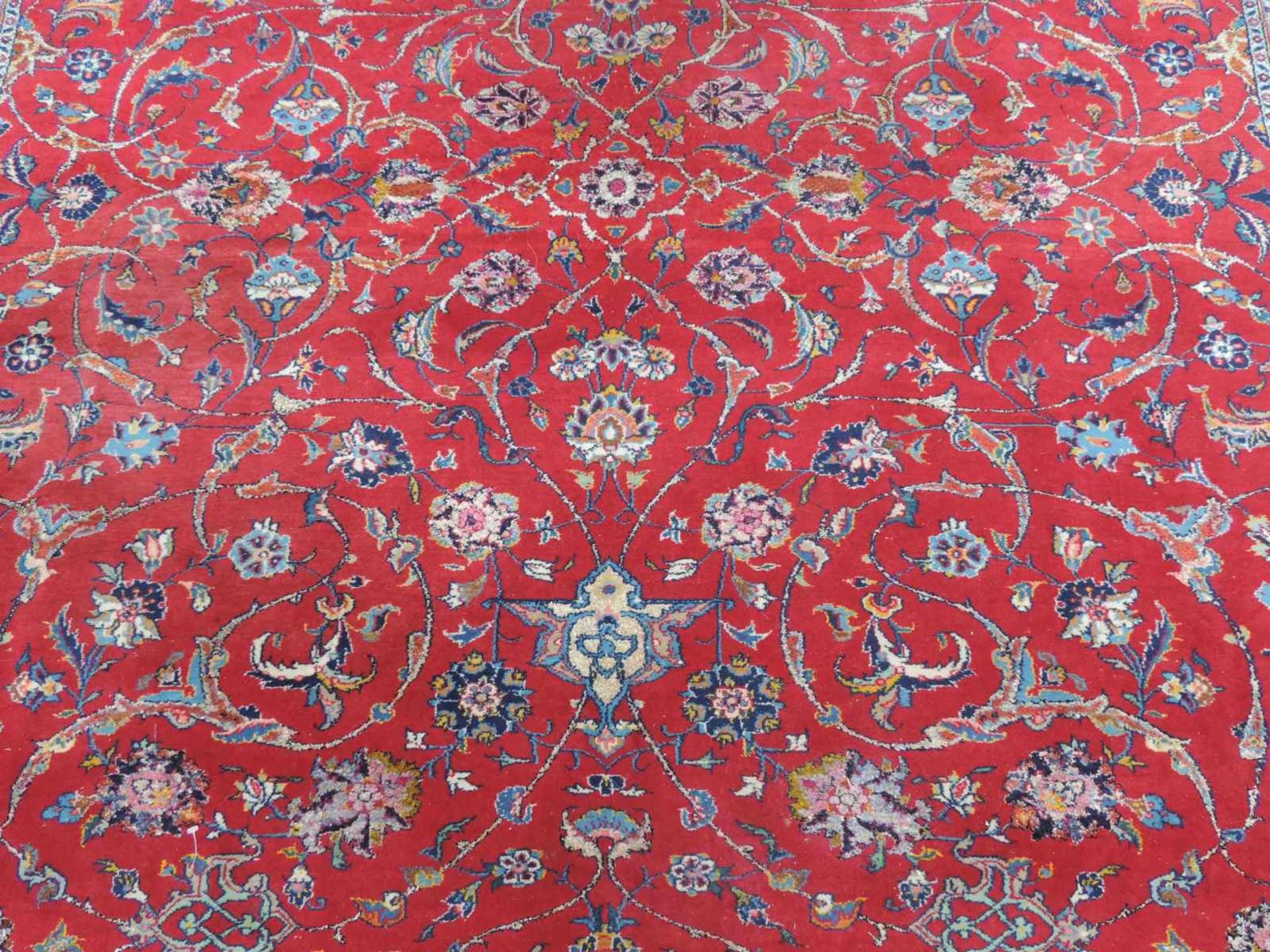 Keschan, Meisterteppich. Signiert. Korkwolle mit Seide. Sehr feine Knüpfung. Iran. 348 cm x 243 - Bild 4 aus 9