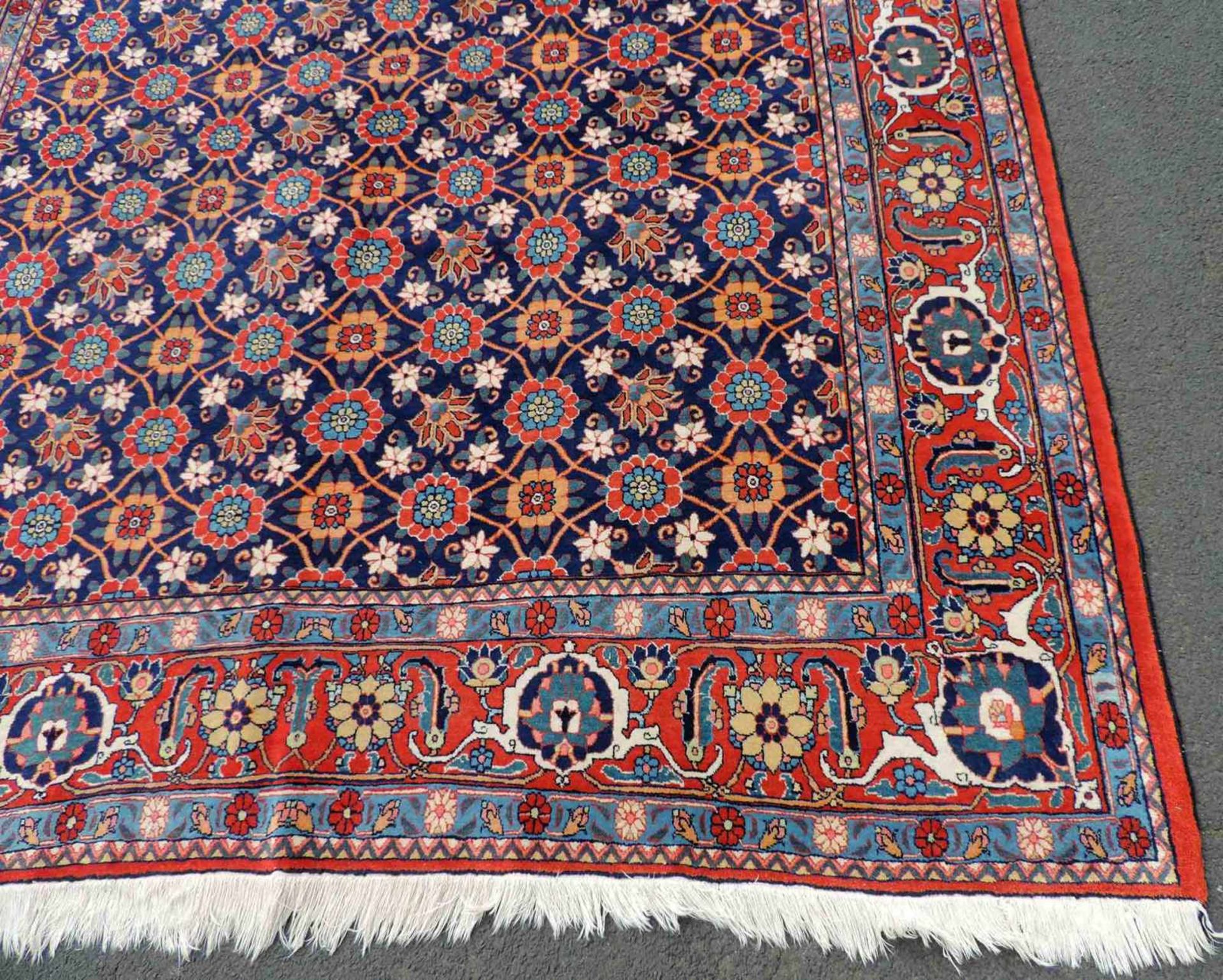 Weramin Manfakturteppich. Iran, alt, um 1940. 308 cm x 210 cm. Handgeknüpft. Wolle auf Baumwolle. - Bild 3 aus 7