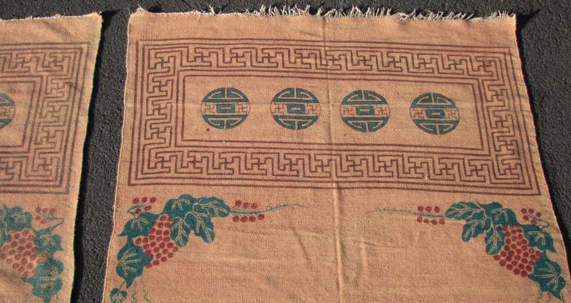 Ein Paar Wandbehänge. China / Mongolei. Um 1900. Je circa 296 cm x 114 cm. Handgewebt. Wolle auf - Bild 7 aus 8