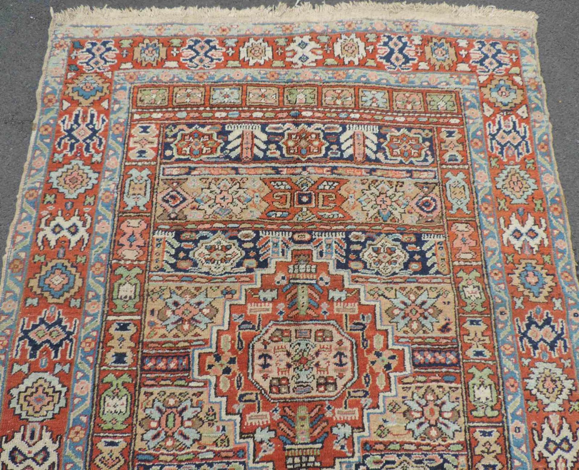 Heris Dorfteppich. Iran. Antik, um 1910. 175 cm x 133 cm. Handgeknüpft. Wolle auf Baumwolle. Wohl - Bild 3 aus 5