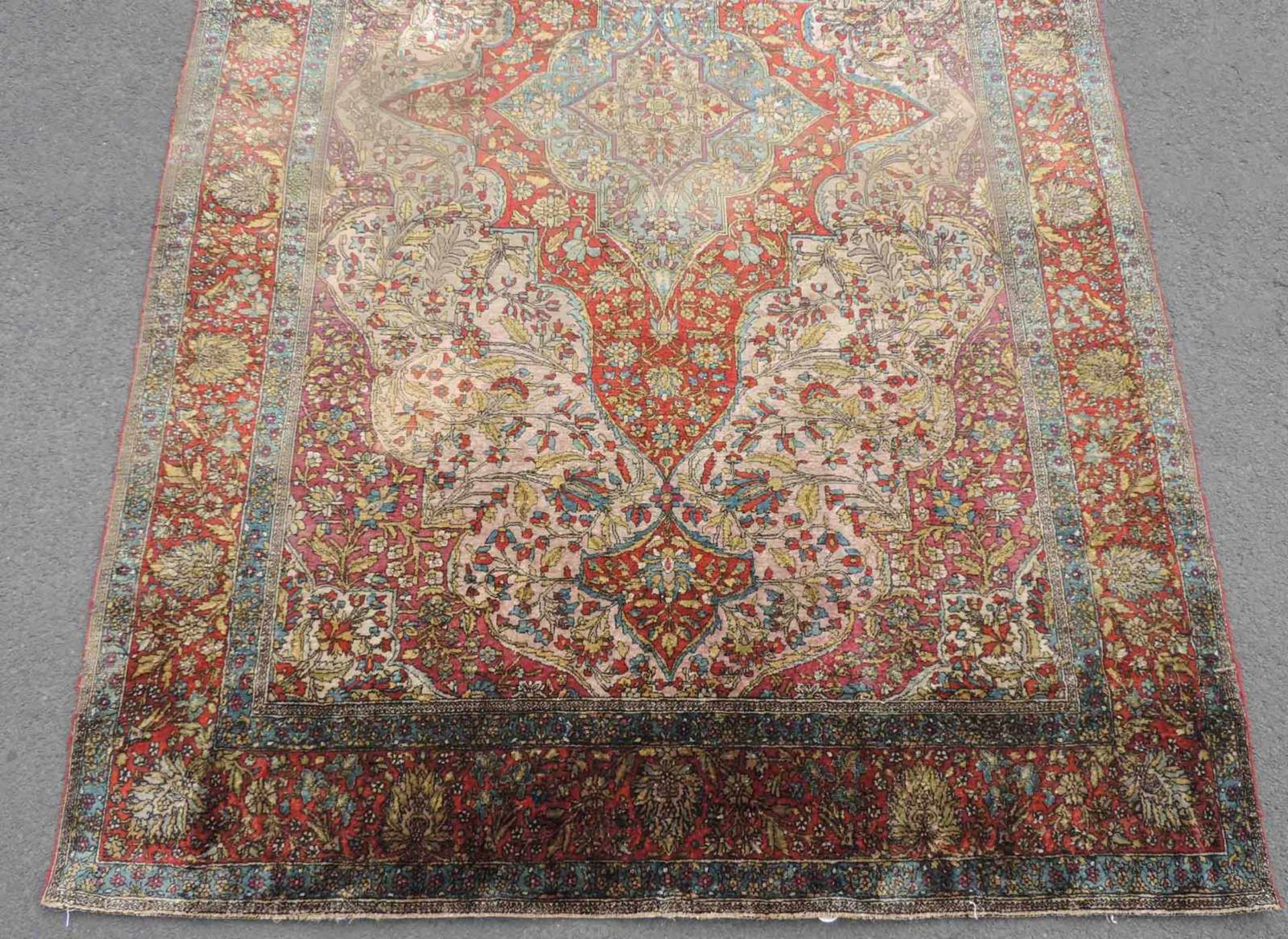 Keschan "Motascham" Orientteppich. Seide. Iran. Antik, um 1910. 205 cm x 133 cm. Handgeknüpft. Seide - Bild 2 aus 6