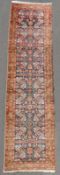 Heris Galerie. Dorfteppich. Iran. Alt, um 1920. 346 cm x 87 cm. Handgeknüpft. Wolle auf Baumwolle.