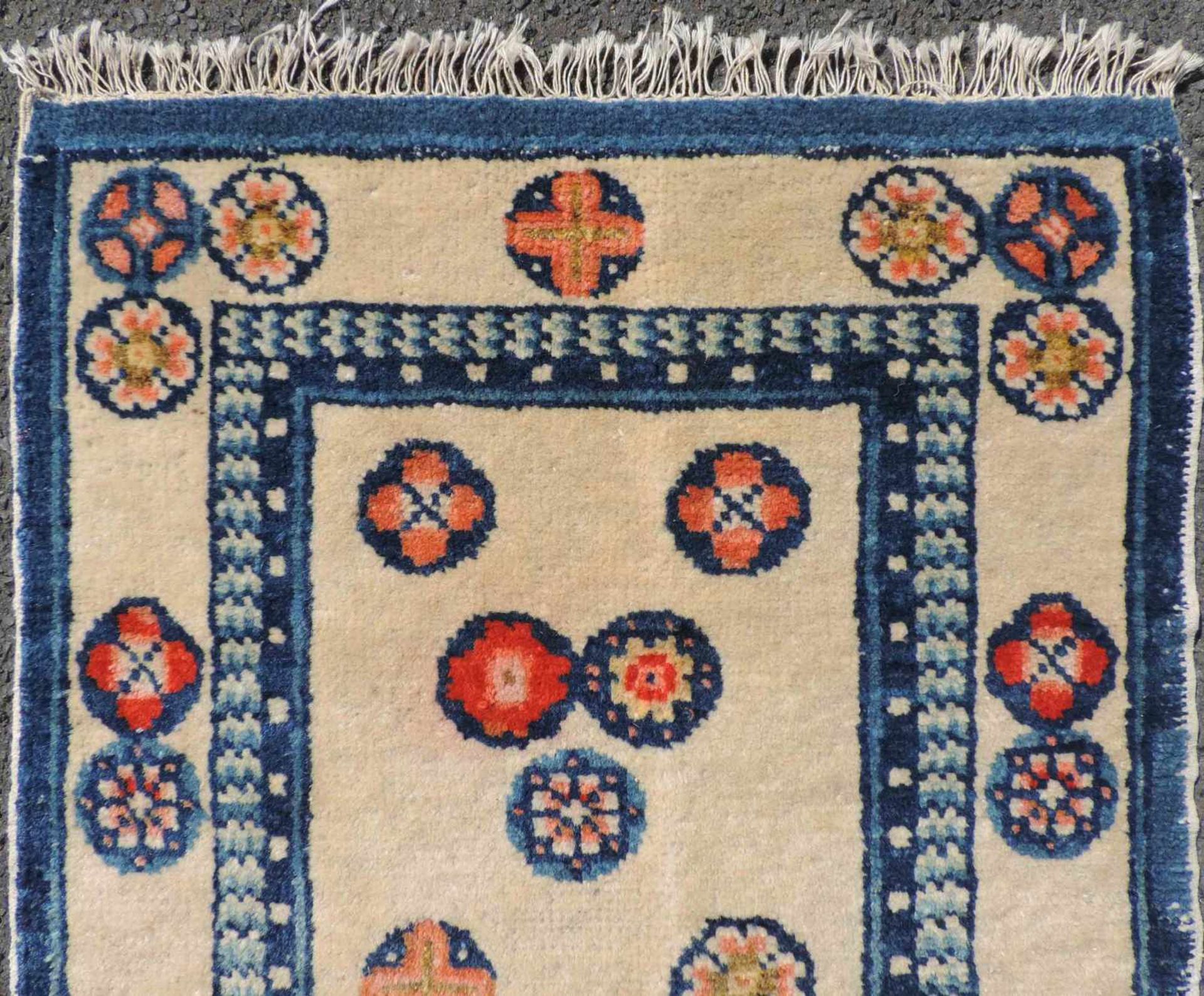 Pau Tou Meditationsteppich. China, antik, um 1900. 87 cm x 50 cm. Handgeknüpft, Wolle auf Baumwolle. - Bild 3 aus 4