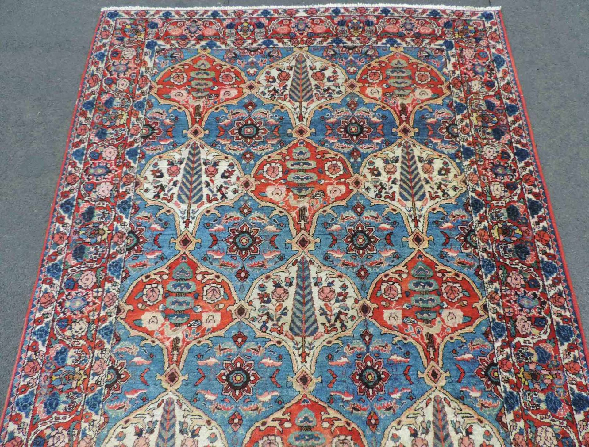 Bachtiar Felderteppich. Iran. Alt um 1940. 218 cm x 144 cm. Handgeknüpft. Wolle auf Baumwolle. - Bild 3 aus 4