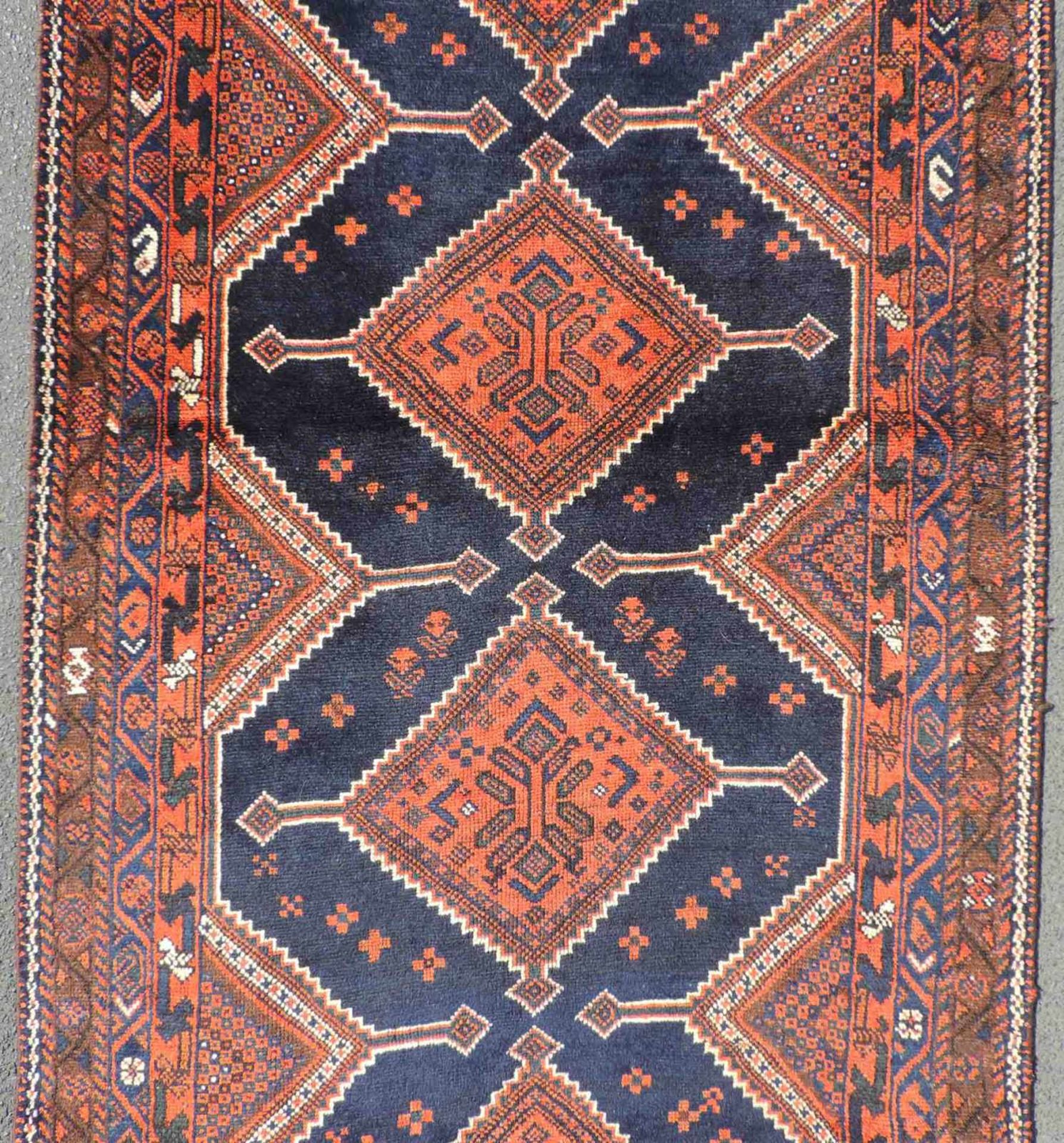 Lure Stammessteppich Iran, alt, um 1930. 339 cm x 115 cm. Handgeknüpft. Wolle auf Wolle. Lure tribal - Bild 3 aus 6
