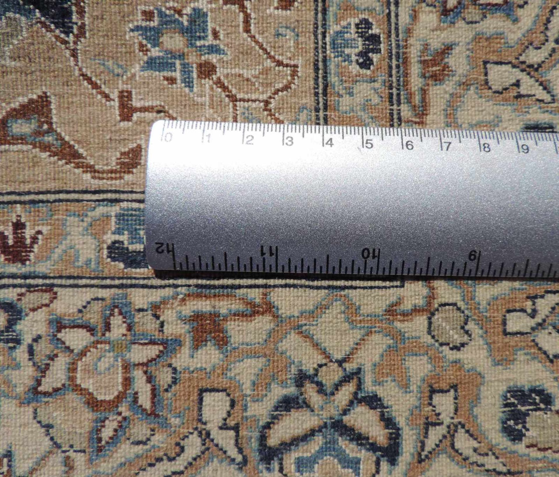 Nain Manufakturteppich. Iran. Selten feine Knüpfung. 118 cm x 97 cm. Handgeknüpft. Korkwolle auf - Bild 5 aus 5