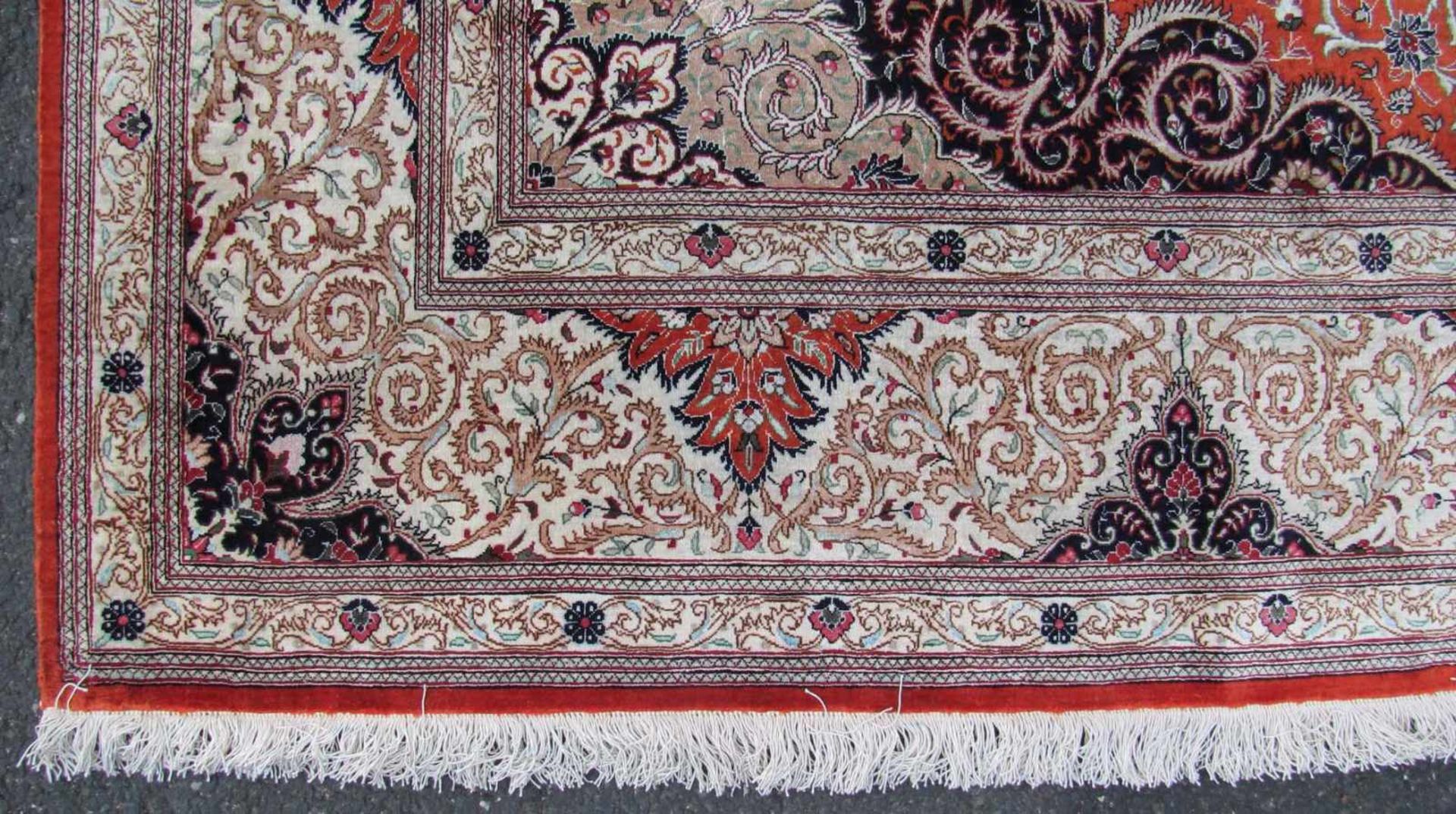 Ghom, Seide auf Seide, Iran. Signiert. Selten feine Knüpfung. 302 cm x 197. Handgeknüpft in Persien. - Bild 6 aus 10