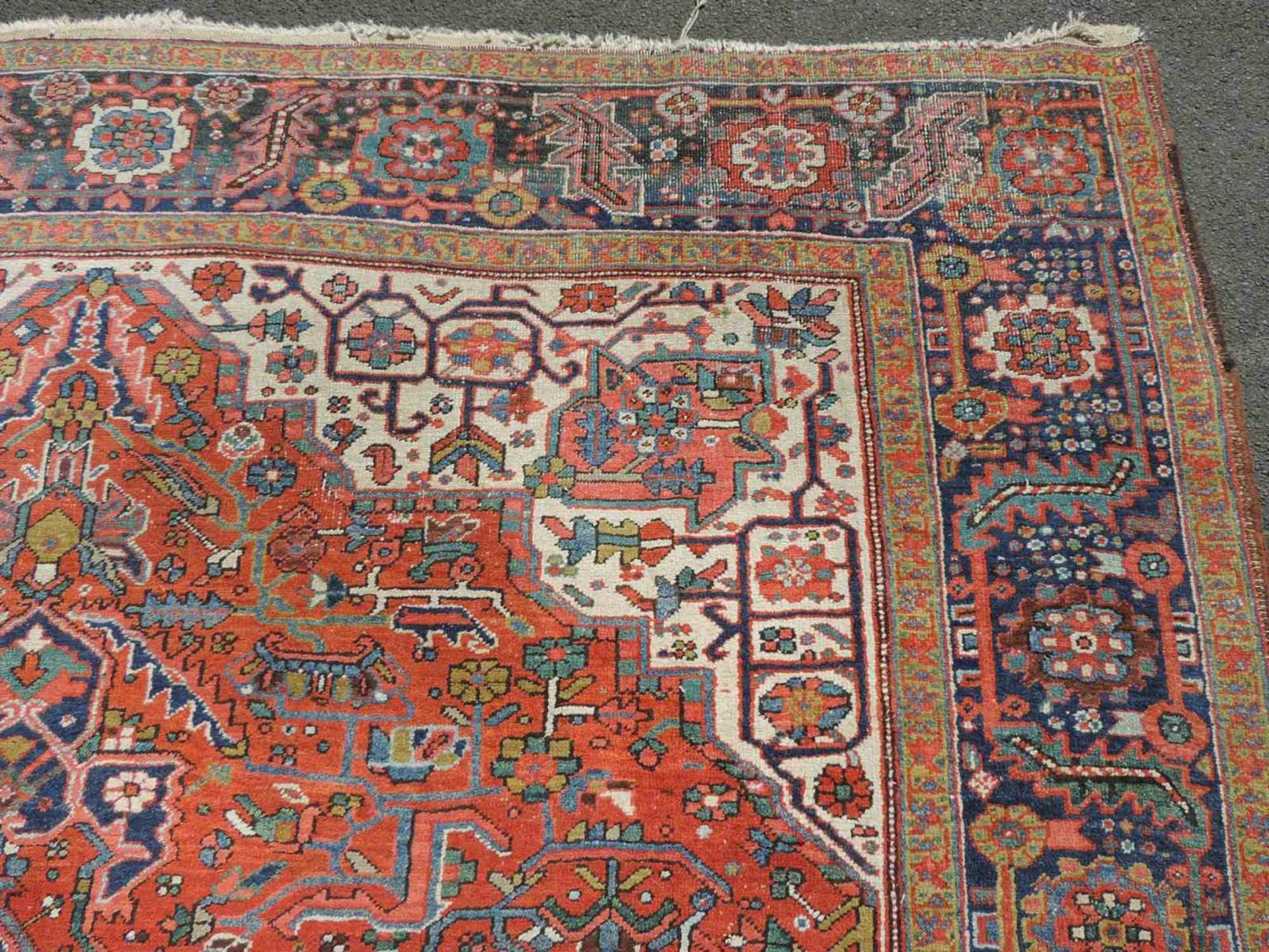 Heriz, Dorfteppich. Iran. Alt, um 1925. 347 cm x 276 cm. Handgeknüpft in Persien. Wolle auf - Bild 5 aus 7