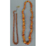 2 Bersteinketten. Bis circa 70 cm lang. 2 amber necklaces. Up to about 70 cm long.